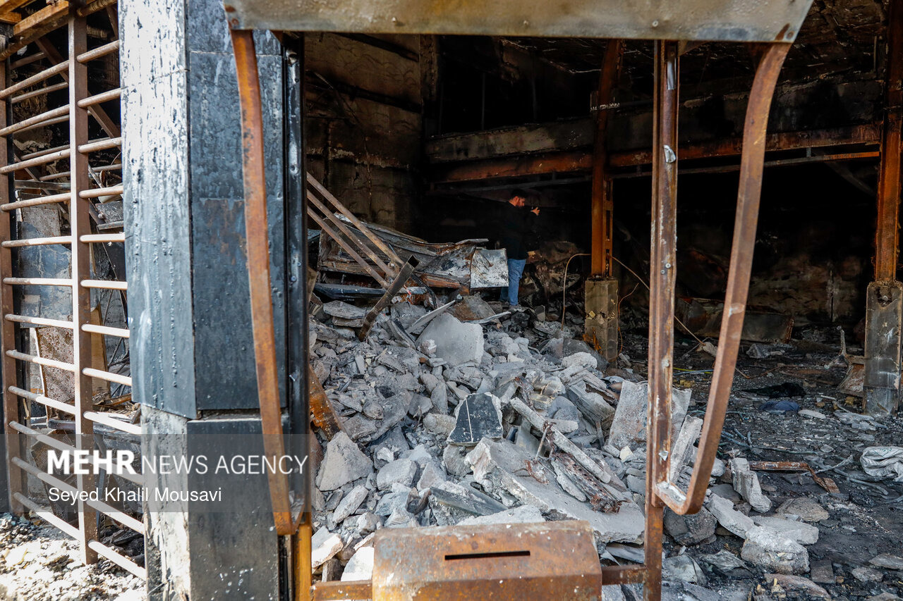 هفت زن، میان آتش