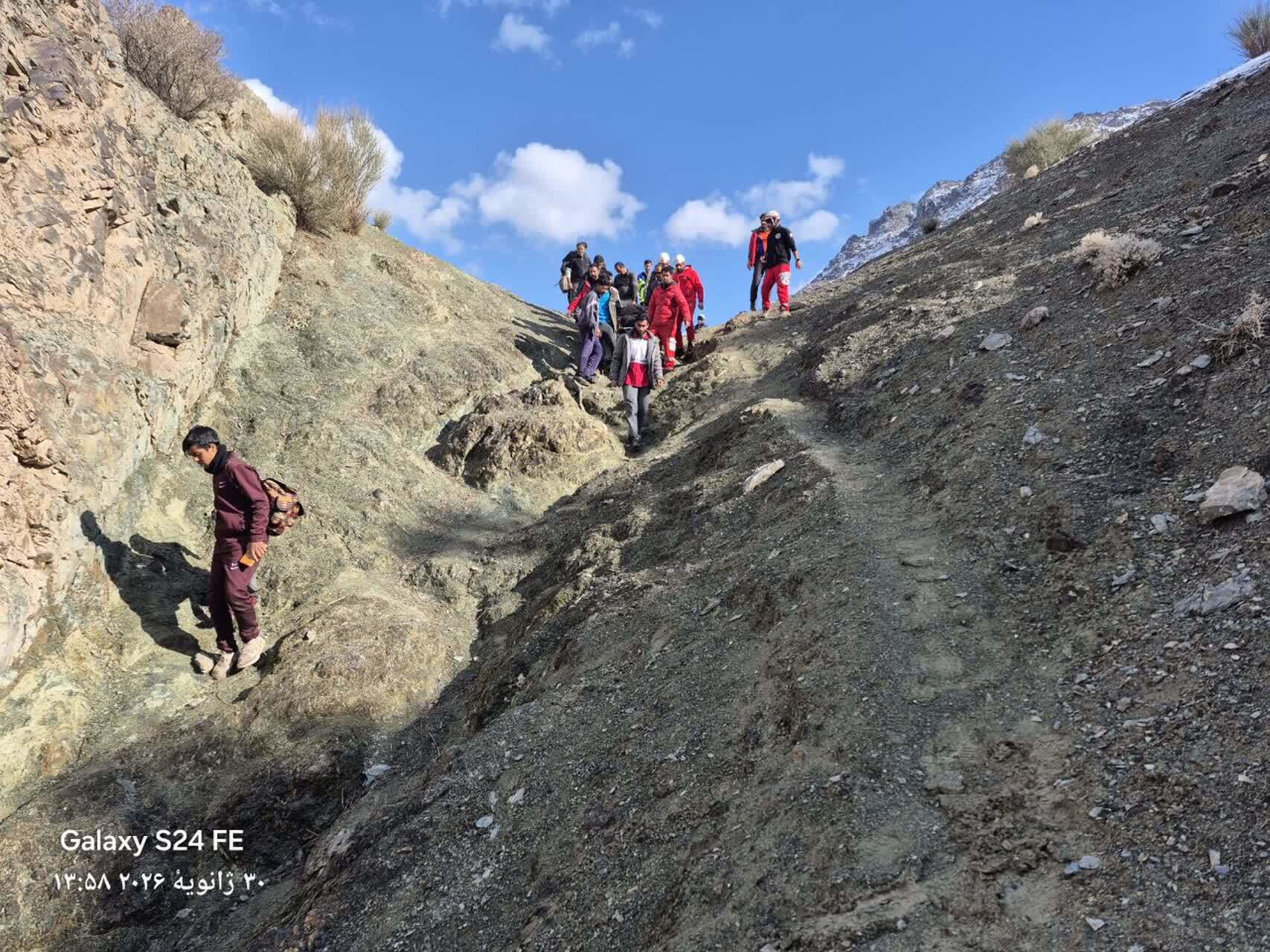 نجات خانم ۴۳ ساله سقوط کرده از ارتفاعات سد چهکند بیرجند