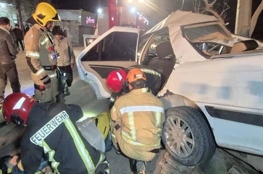 ۳ مصدوم در برخورد خودرو با تیر چراغ برق در مشهد