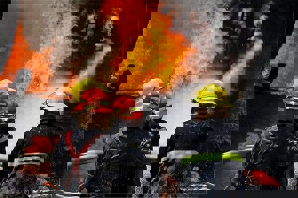 نجات ۳ مصدوم از حادثه آتش سوزی یک آپارتمان مسکونی در مشهد