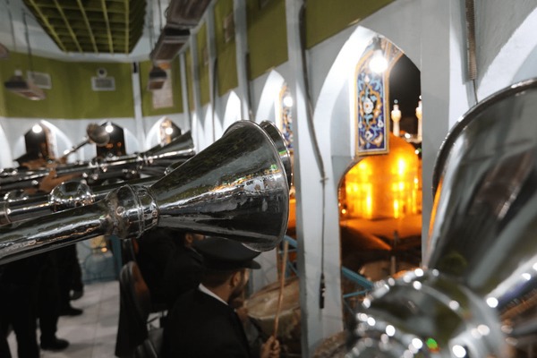 فیلم/ نقاره‌نوازی خادمان حرم امام رضا(ع) در شب نیمه شعبان