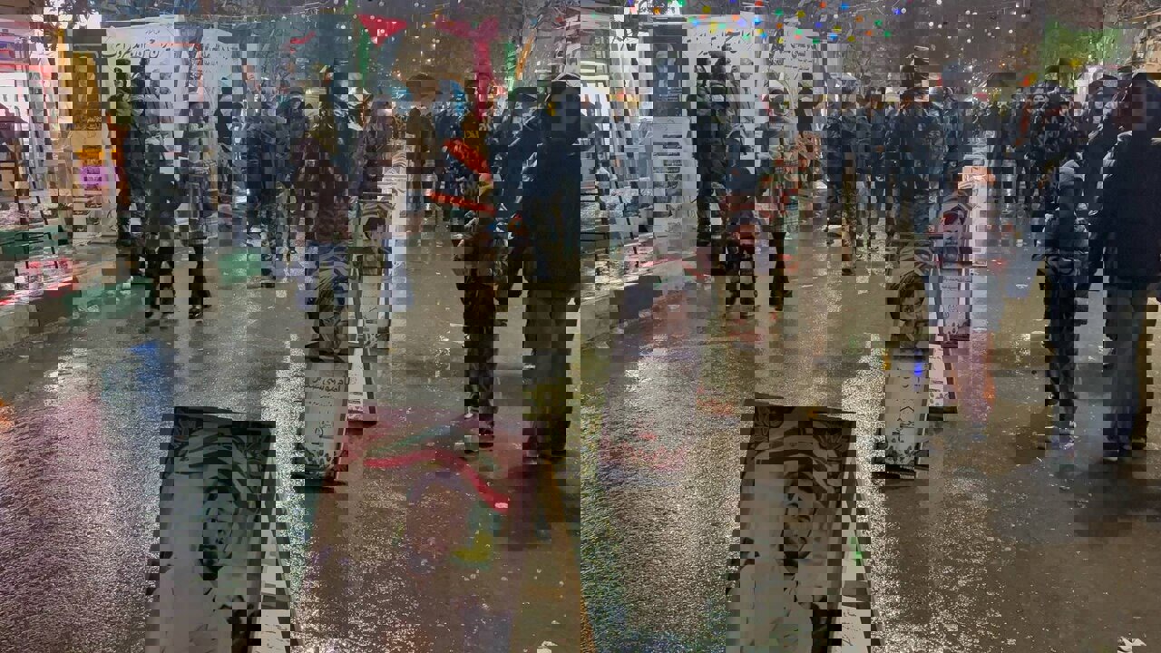 جشن میلاد امام زمان(عج) در خیابان‌های بارانی قوچان