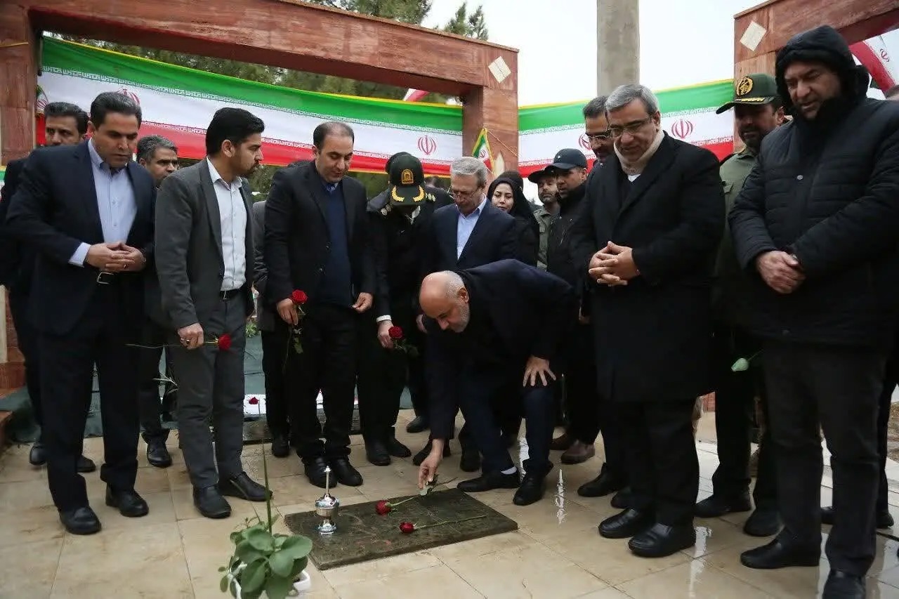 ادای احترام وزیر کار و استاندار خراسان رضوی به شهدای گمنام شهر مزداوند