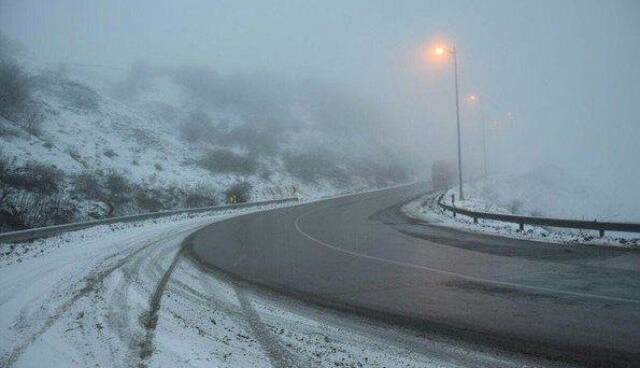 بارش برف در مشهد آغاز شد