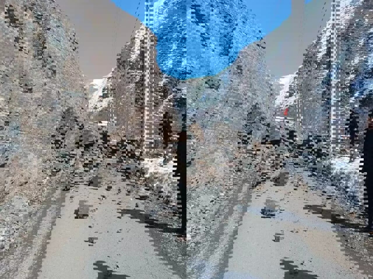 ریزش کوه راه ارتباطی محور نیشابور به شهر بار را مسدود کرد