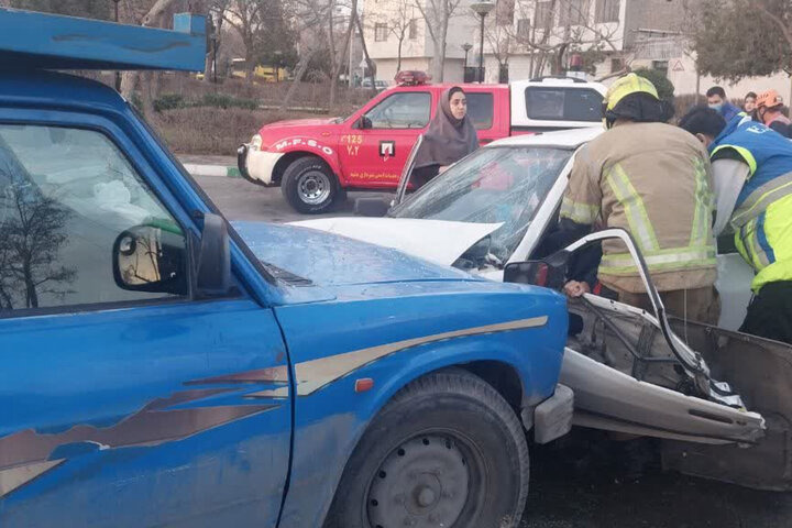 تصادف سرویس مدرسه در مشهد؛ راننده و دانش‌آموز به‌شدت مصدوم شدند