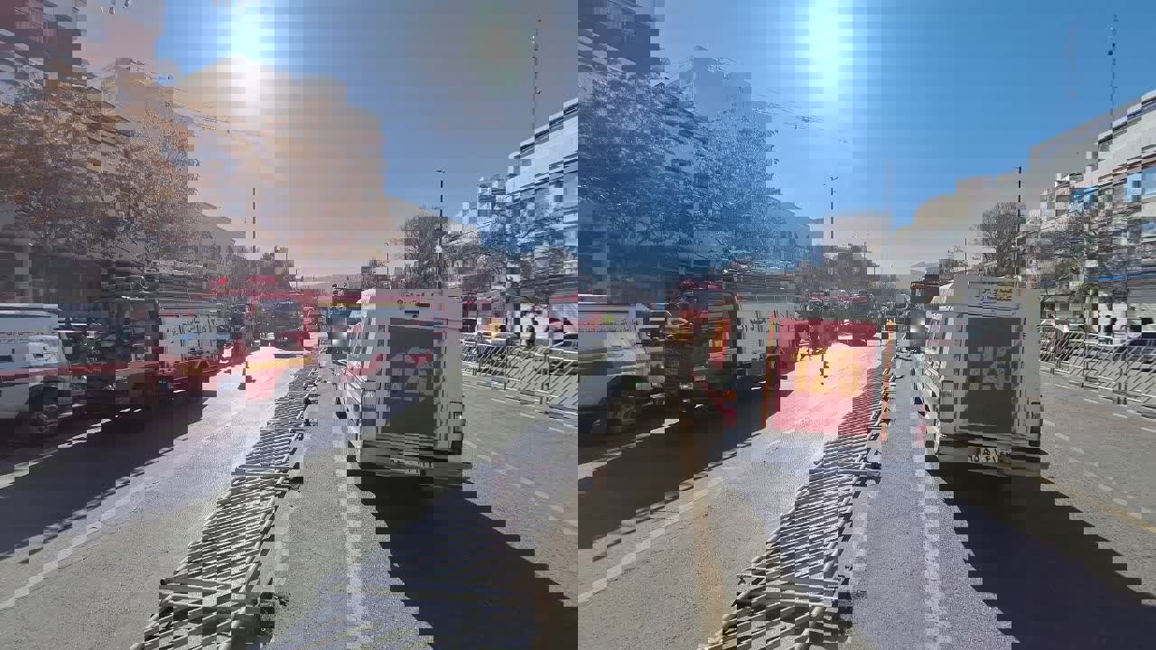 استقرار خودروها و موتورهای آتش نشانی مشهد در مسیرهای راهپیمایی ۲۲ بهمن