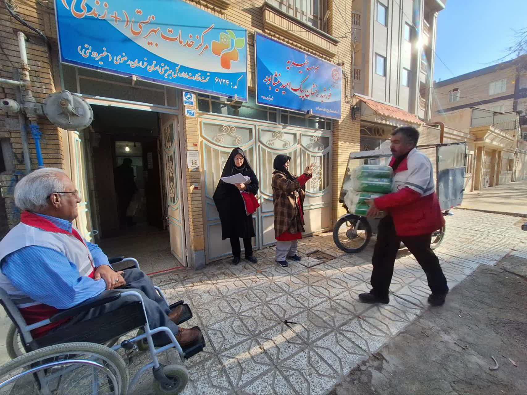 اهدای بسته‌های بهداشتی به خانه هلال توانیابان نیشابور