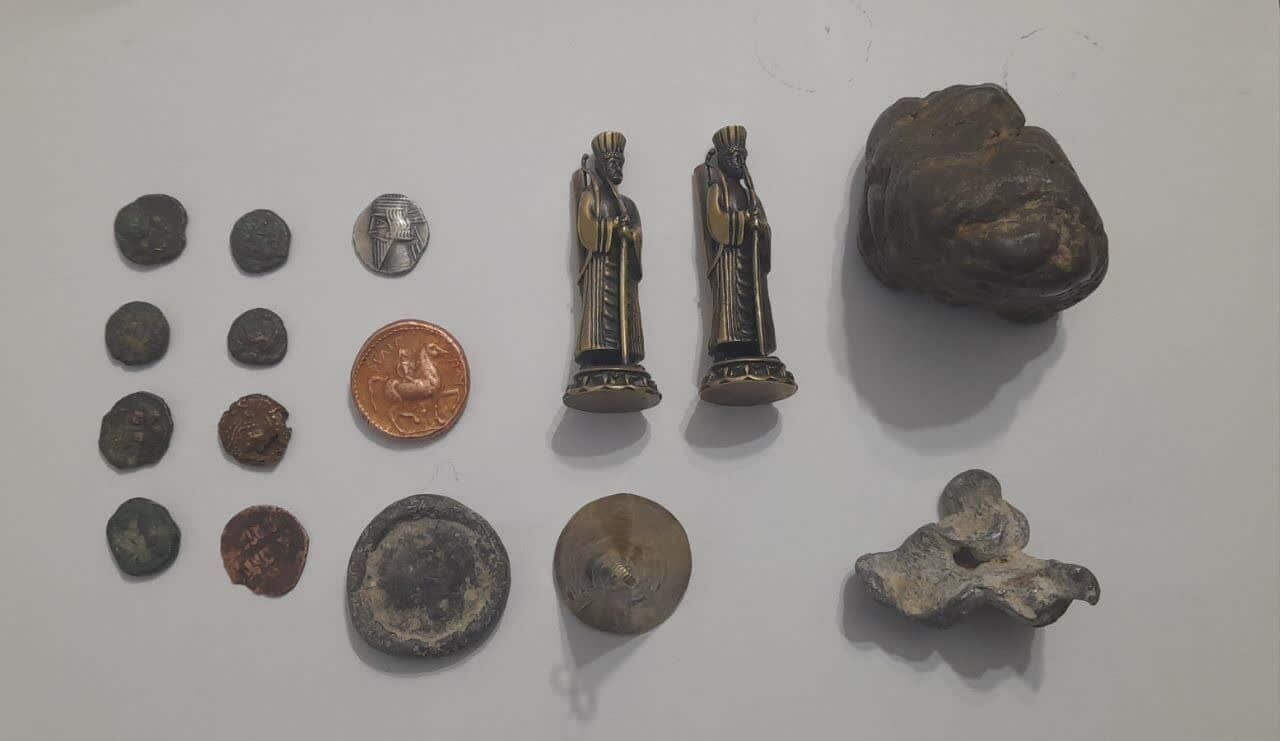 کشف ۳۲ قطعه سکه عتیقه در راز و جرگلان