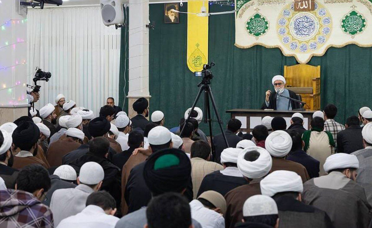 با منبر و فضای مجازی، پیام دین راگسترش دهیم