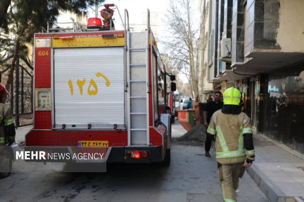۱۲ نفر از آتش‌سوزی یک مجتمع مسکونی در مشهد نجات یافتند