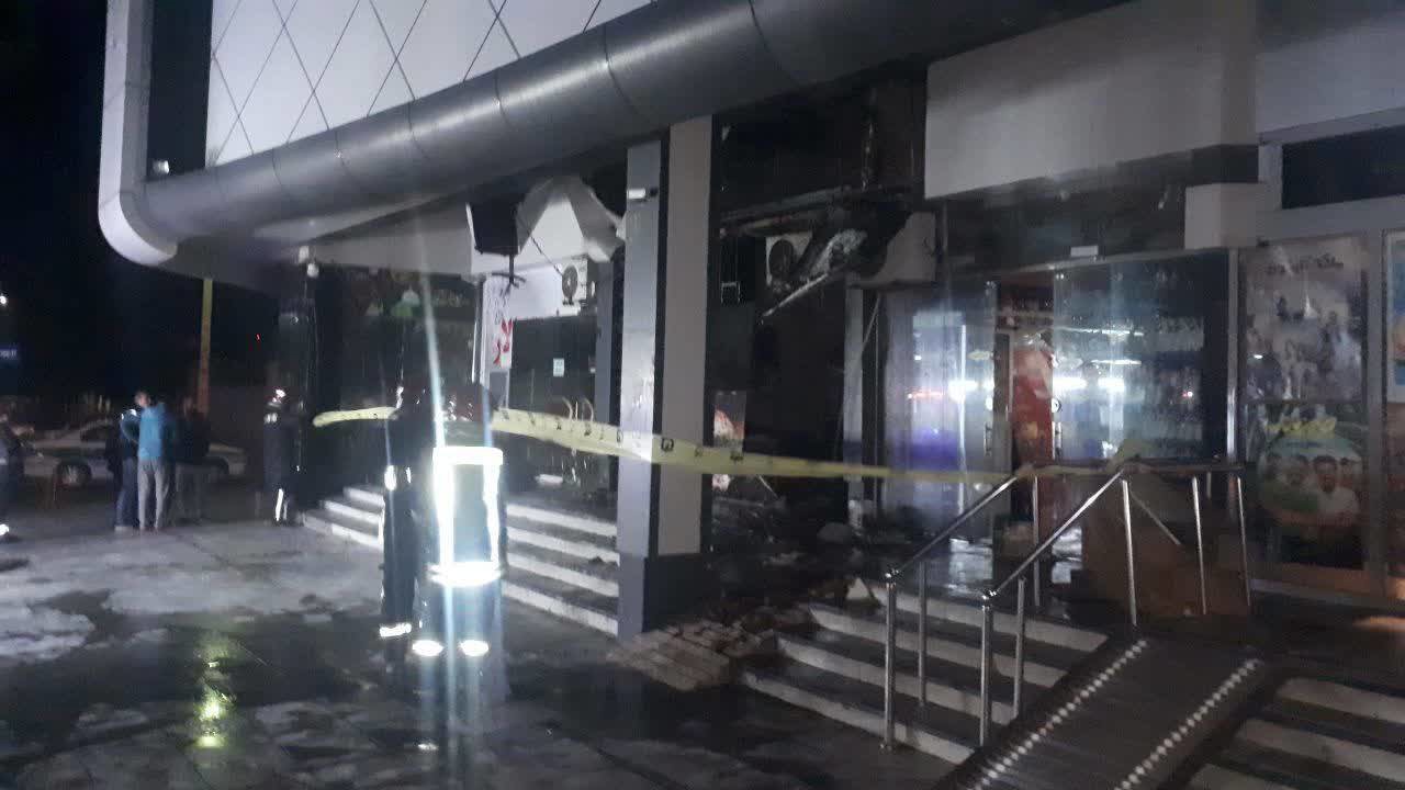 مهار آتش‌سوزی در مغازه اغذیه فروشی زیر سینمای مشهد