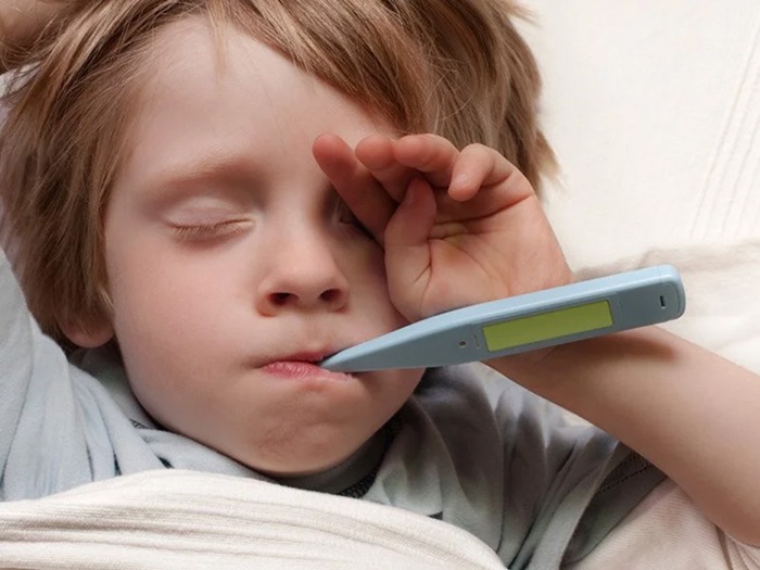 هشدار یک نورولوژیست کودکان: دوش آب سرد می‌تواند کودک تب‌دار را در معرض شوک قرار دهد