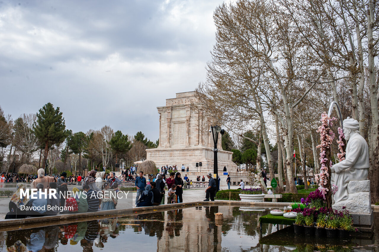 جشن‌های نوروزی به مدت ۱۰ الی ۱۳ روز در محل آرامگاه فردوسی برگزار شود