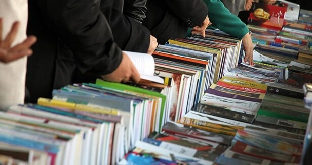 کتاب در کنار دیگر محصولات فرهنگی