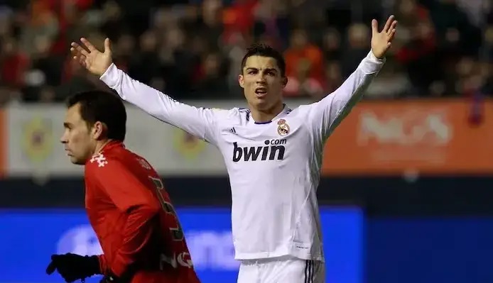 رونالدو با وقاحت گفت کی هستی؟ چقدر حقوق می‌گیری!