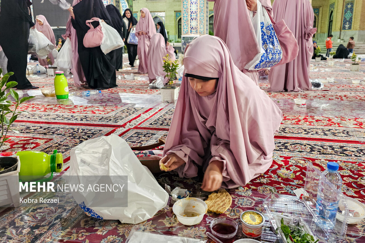 میزبانی حرم مطهر امام رضا(ع) از ۱۷ هزار دانش‌آموز و معلم