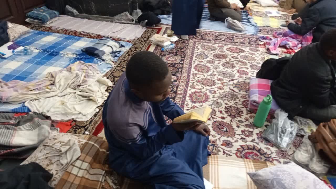 آغاز اعتکاف رمضانی ۴۵۰ طلبه از کشور‌های مختلف در حرم رضوی