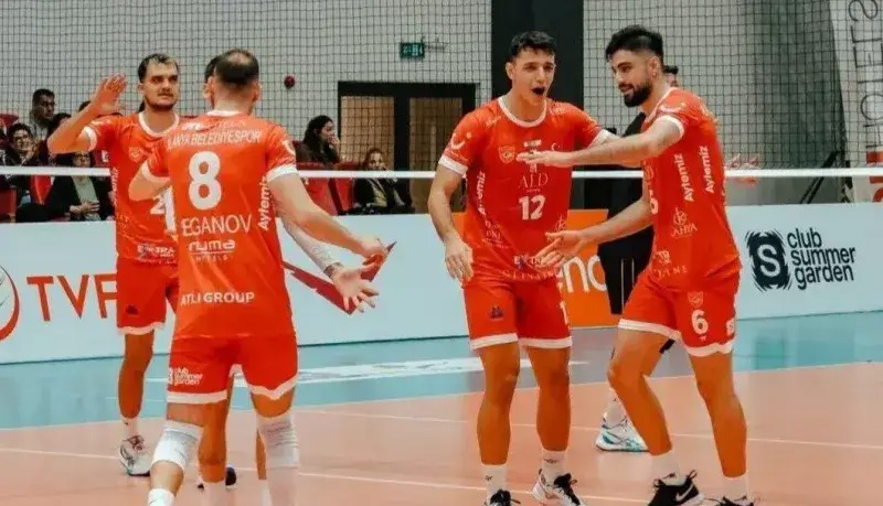 گربه سیاه ستاره‌های والیبال ایران در ترکیه