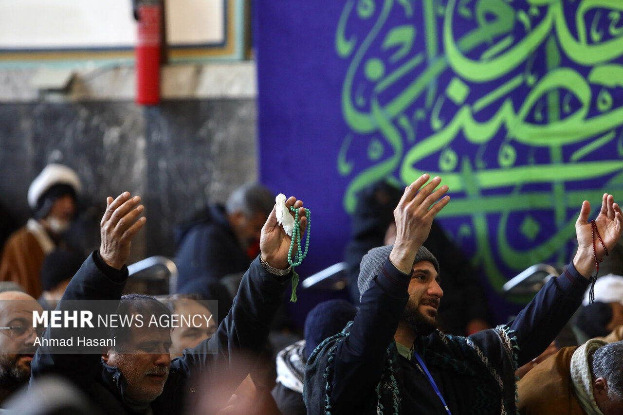 مناجات خوانی در حرم امام رضا(ع) همزمان با هشتمین شب ماه مبارک رمضان