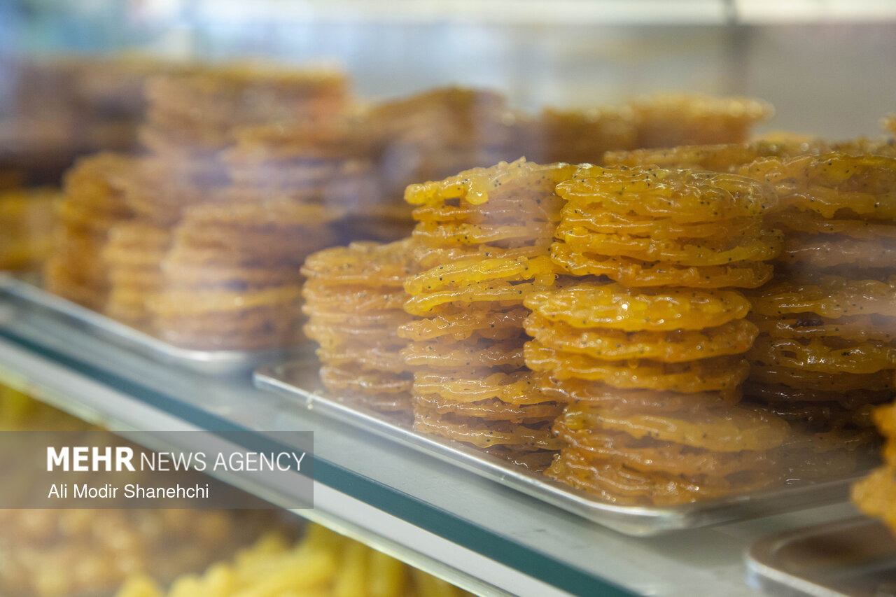 پخت زولبیا و بامیه در کارگاه‌های سنتی مشهد