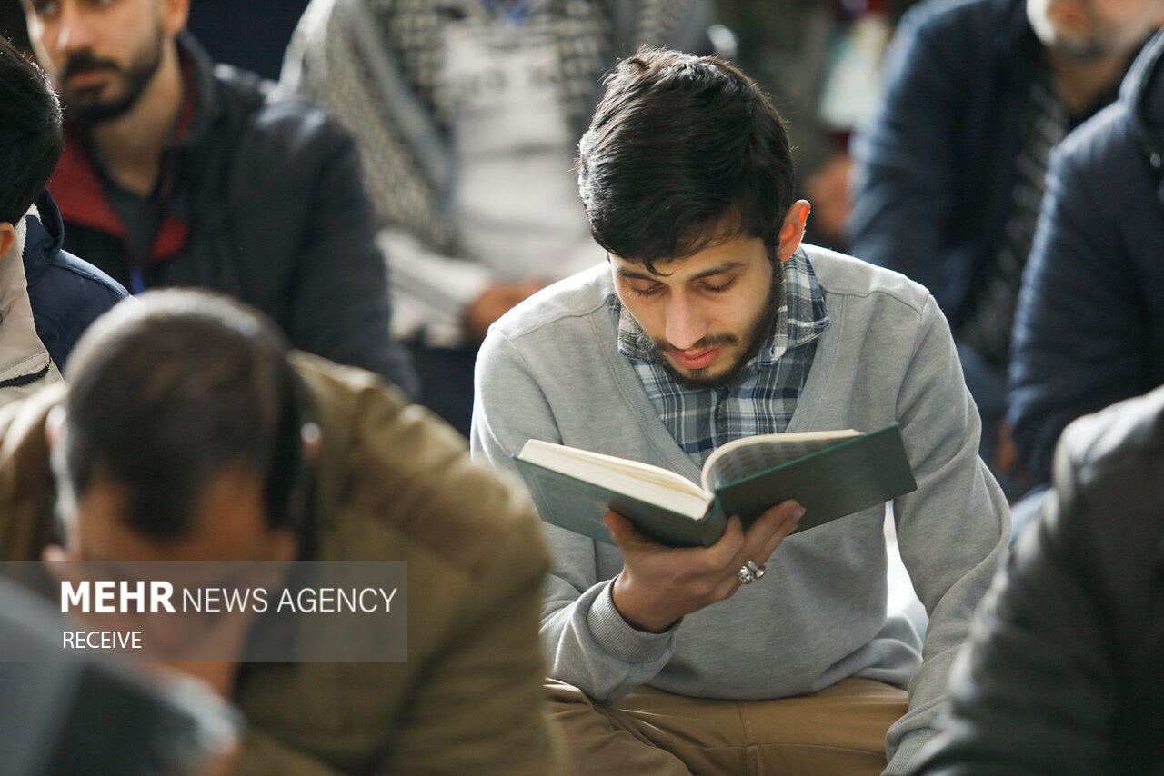 آغاز مناجات خوانی با مدح «حیدر کرّار» در حرم امام رضا(ع)