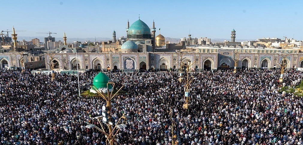 طنین دعای روح بخش عرفه در بارگاه منور رضوی