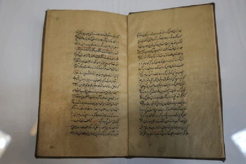 رونمایی از نسخه خطی ۳۴۲ ساله کتابی با موضوع اعیاد مذهبی در حرم رضوی