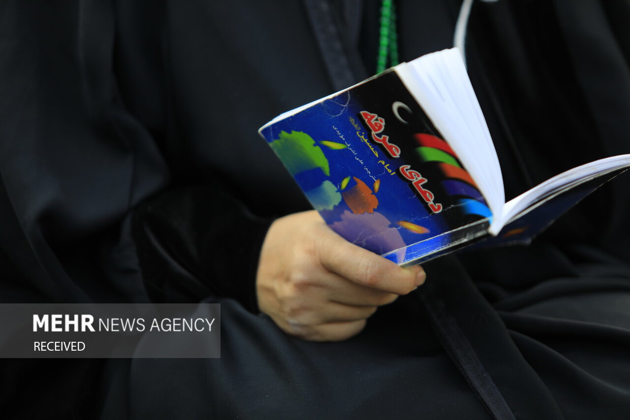 طنین دعای عرفه در پارک ملت مشهد