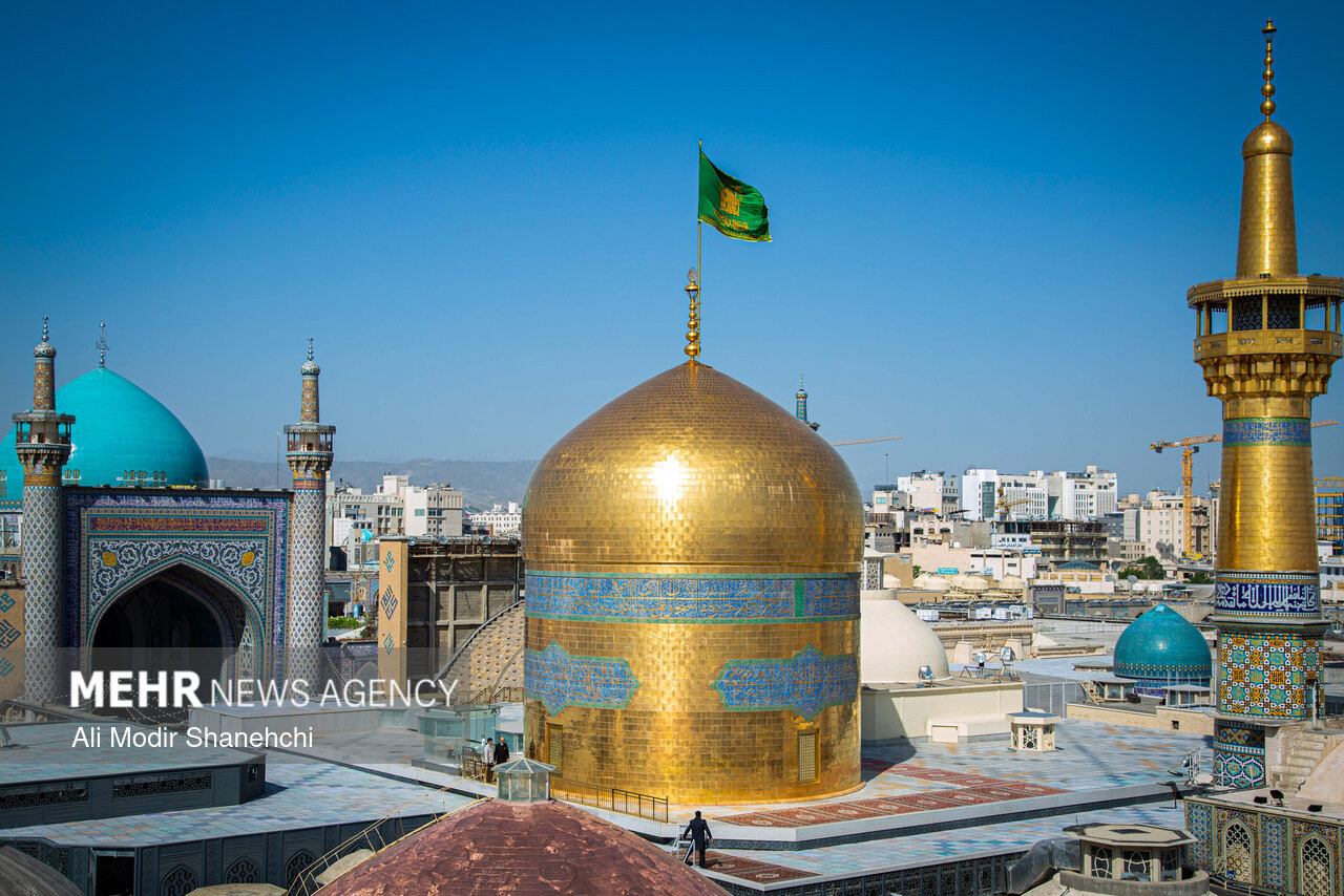 فرش‌آرایی حرم رضوی برای میزبانی شایسته از زائران عرفه و عید قربان