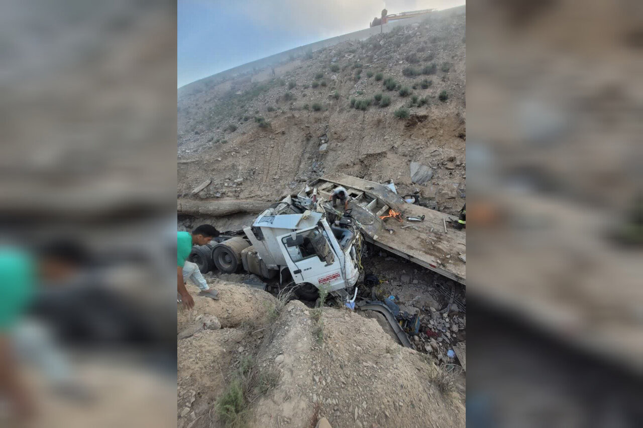 سقوط تریلی در جاده کلات؛ راننده از میان آهن‌پاره‌ها نجات یافت