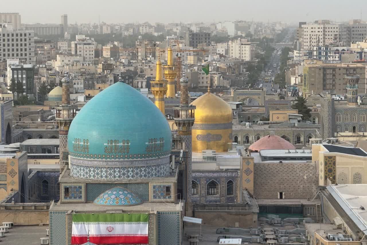 رو به گنبد و ایوان طلای حضرت رضا(ع) در روز جمعه