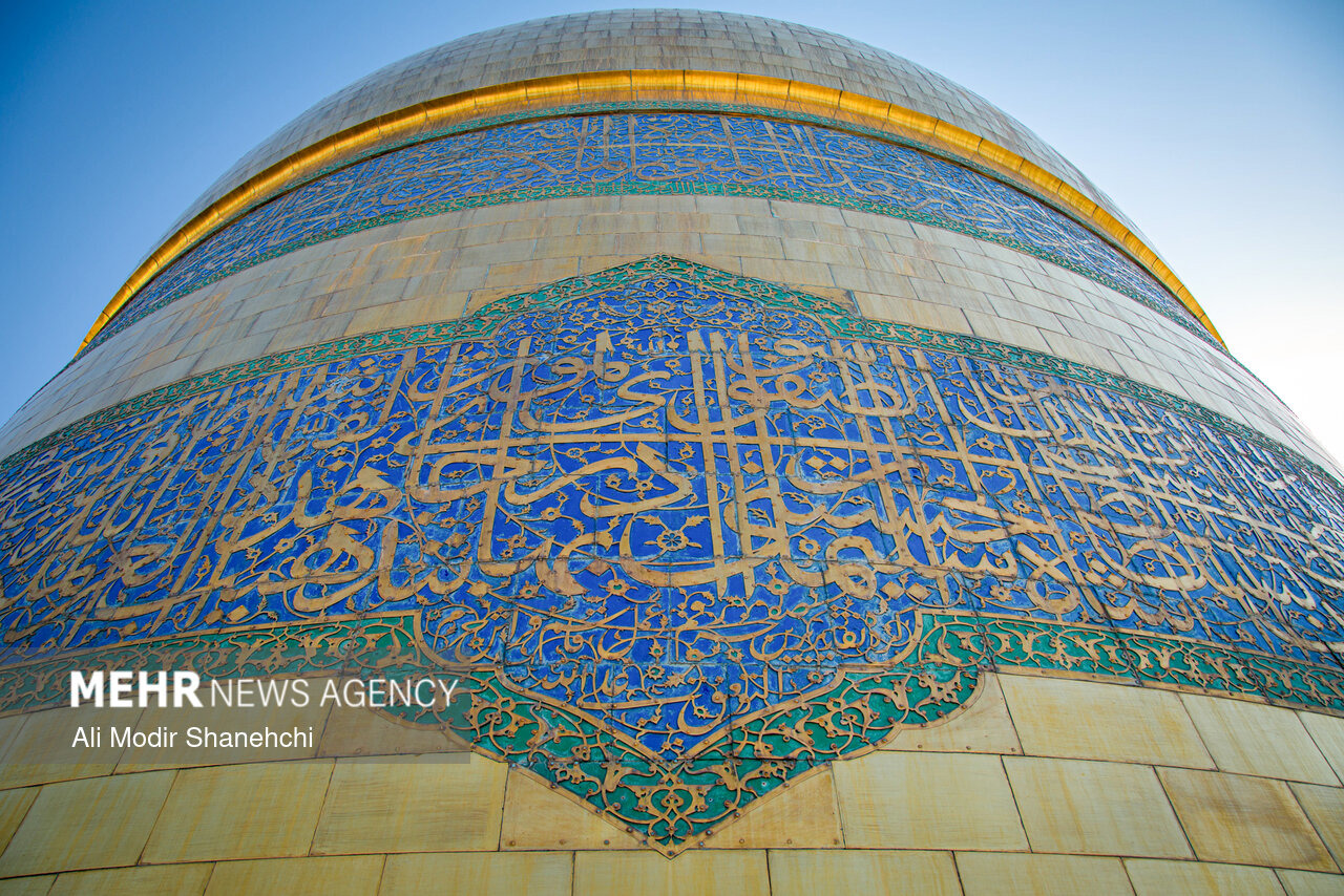 نصب کتیبه ویژه ولادت امام هادی النقی(ع) در حرم رضوی