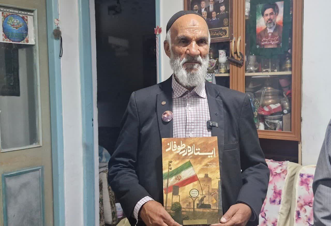 حماسه پیرمرد بیرجندی در طوفان؛ این پرچم زمین نمی‌افتد