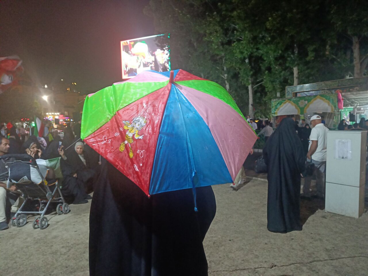 مشهدی ها در نود و چهارمین شب زیر باران به خیابان ها آمدند