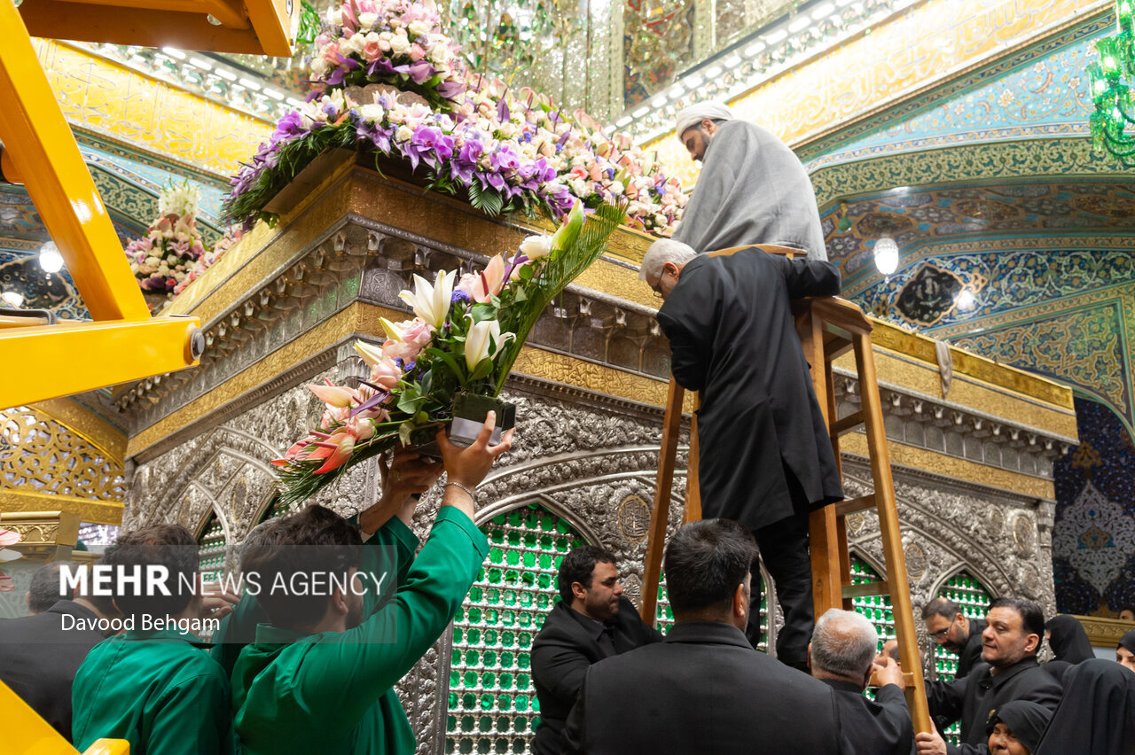 گل آرایی زیبای ضریح مطهر امام رضا(ع) در ایام عید ولایت