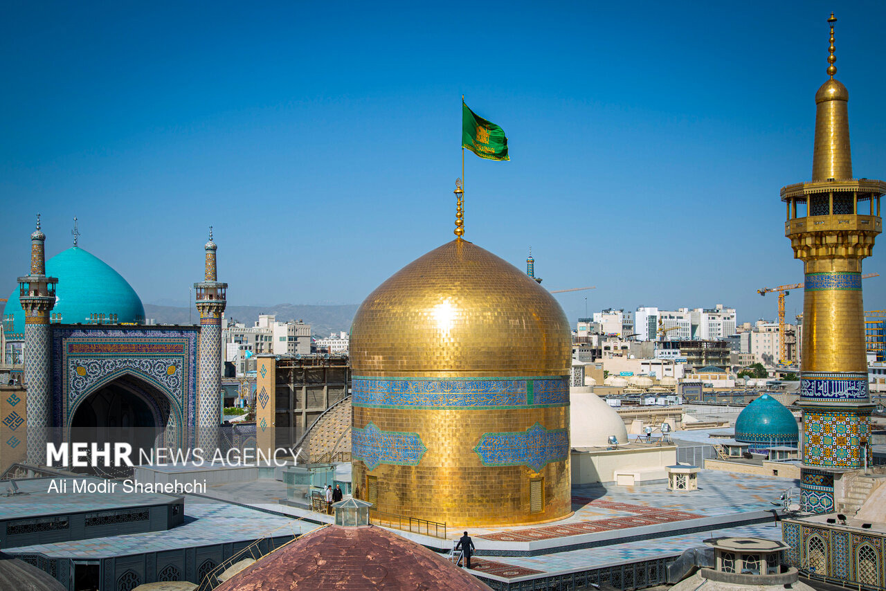 نصب کتیبه عید سعید غدیر در حرم مطهر امام رضا(ع)