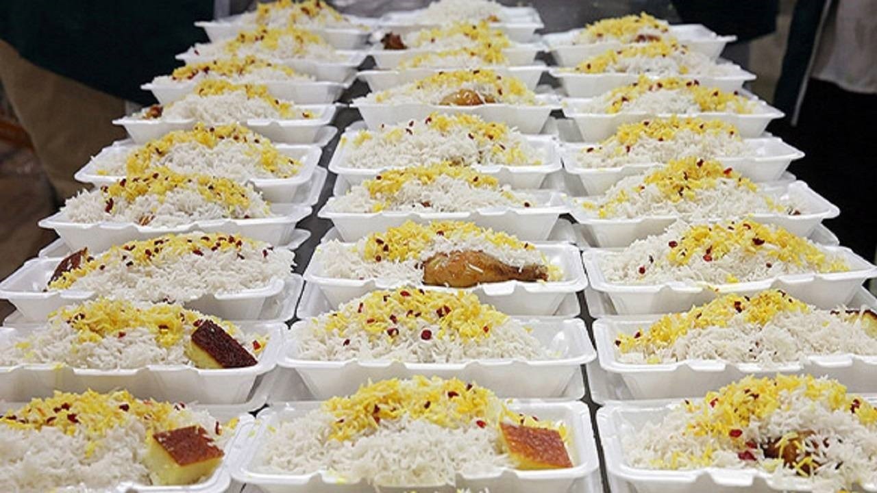 توزیع ۳ هزار پرس غذای گرم بین خانواده های نیازمند بردسکن
