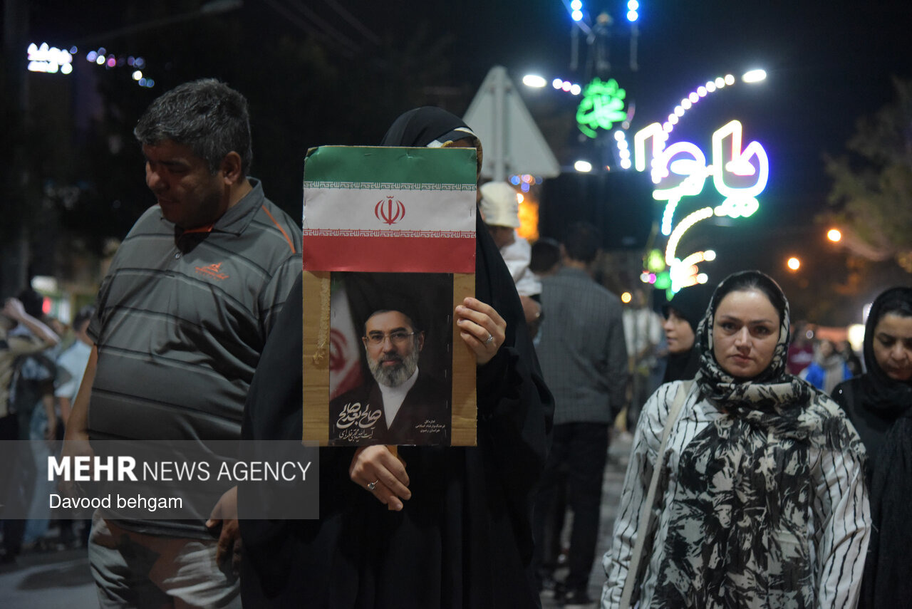 اهتزاز پرچم ایران در مهمونی کیلومتری غدیر مشهد