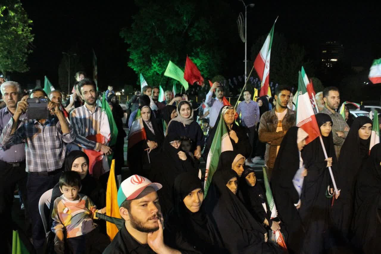پرچم گردانی مشهدی ها در اجتماع نود و نهمین شب