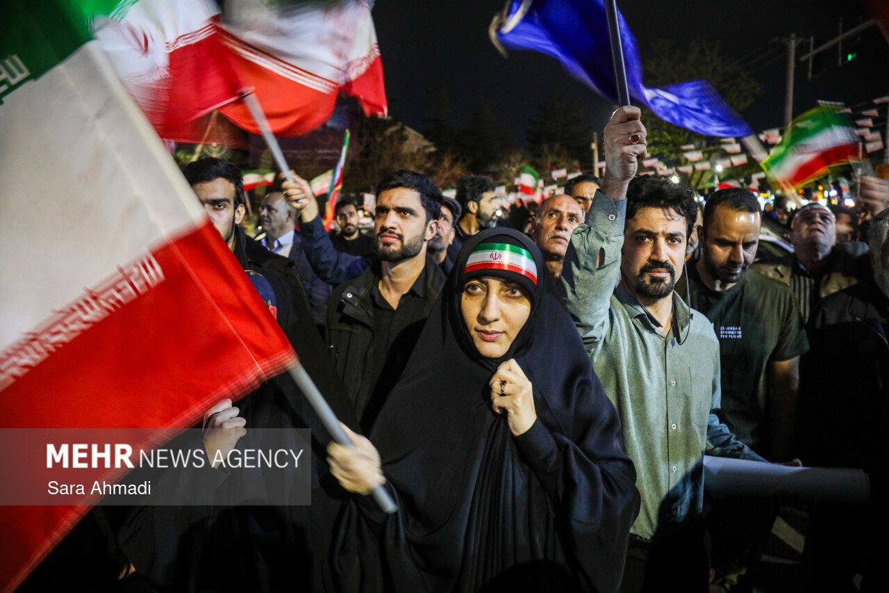 واکنش مردم مشهد پس از حمله موشکی کشورمان به سرزمین های اشغالی