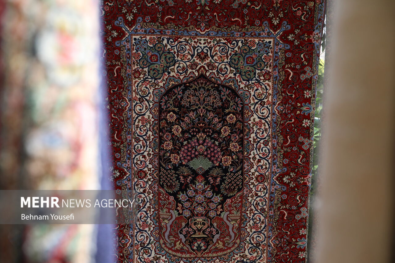 رونمایی از دو فرش نفیس آستان قدس رضوی برای نخستین بار در مشهد