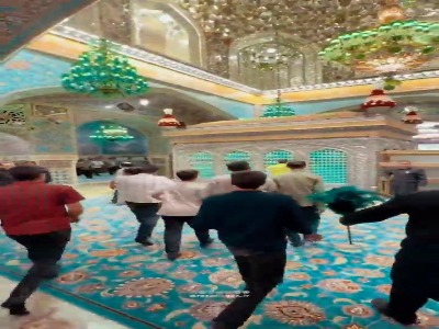 لحظه باز شدن درب‌های روضه منوره حضرت رضا(ع)