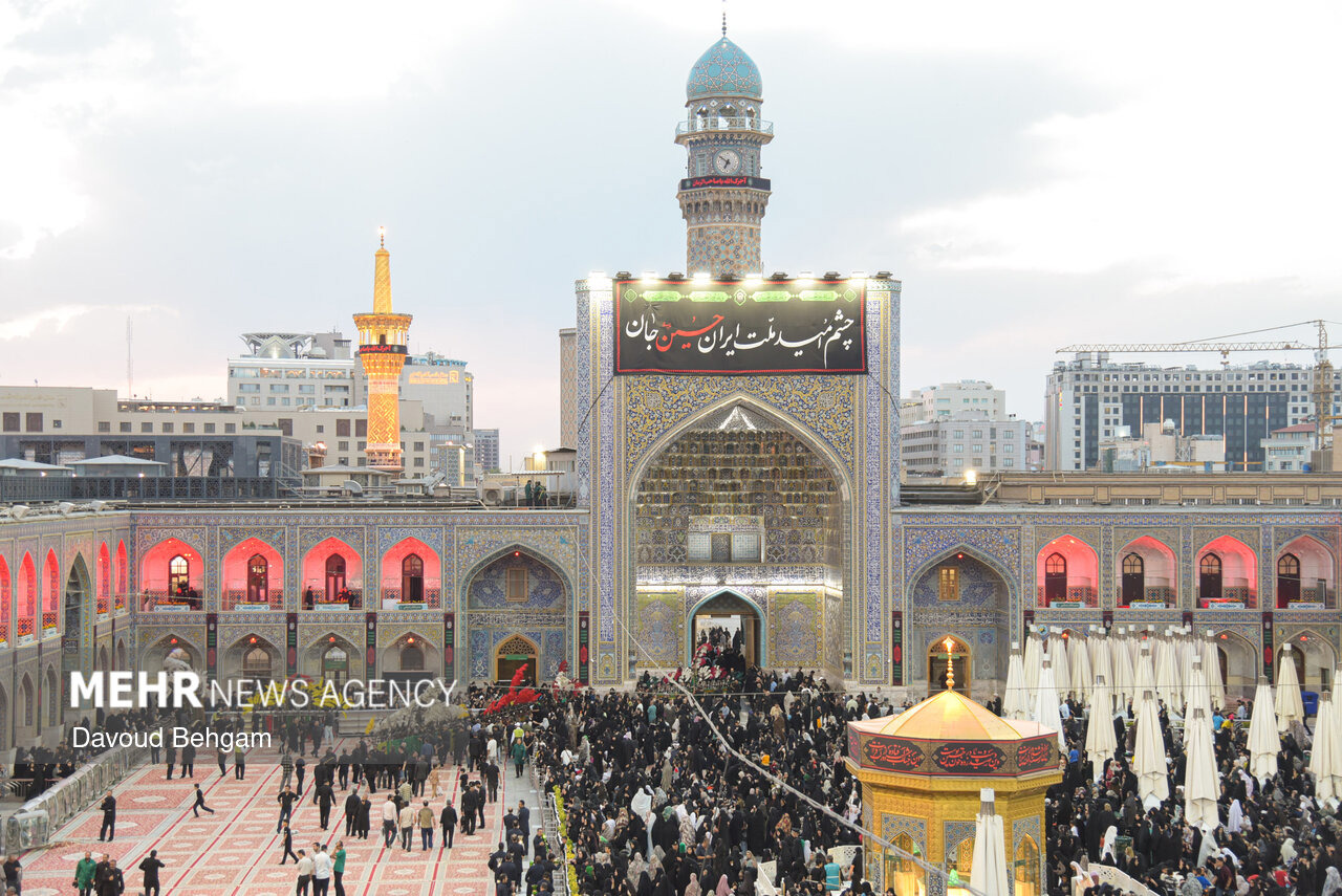 بارگاه منور امام رضا(ع) با اذن عزا به استقبال محرم رفت
