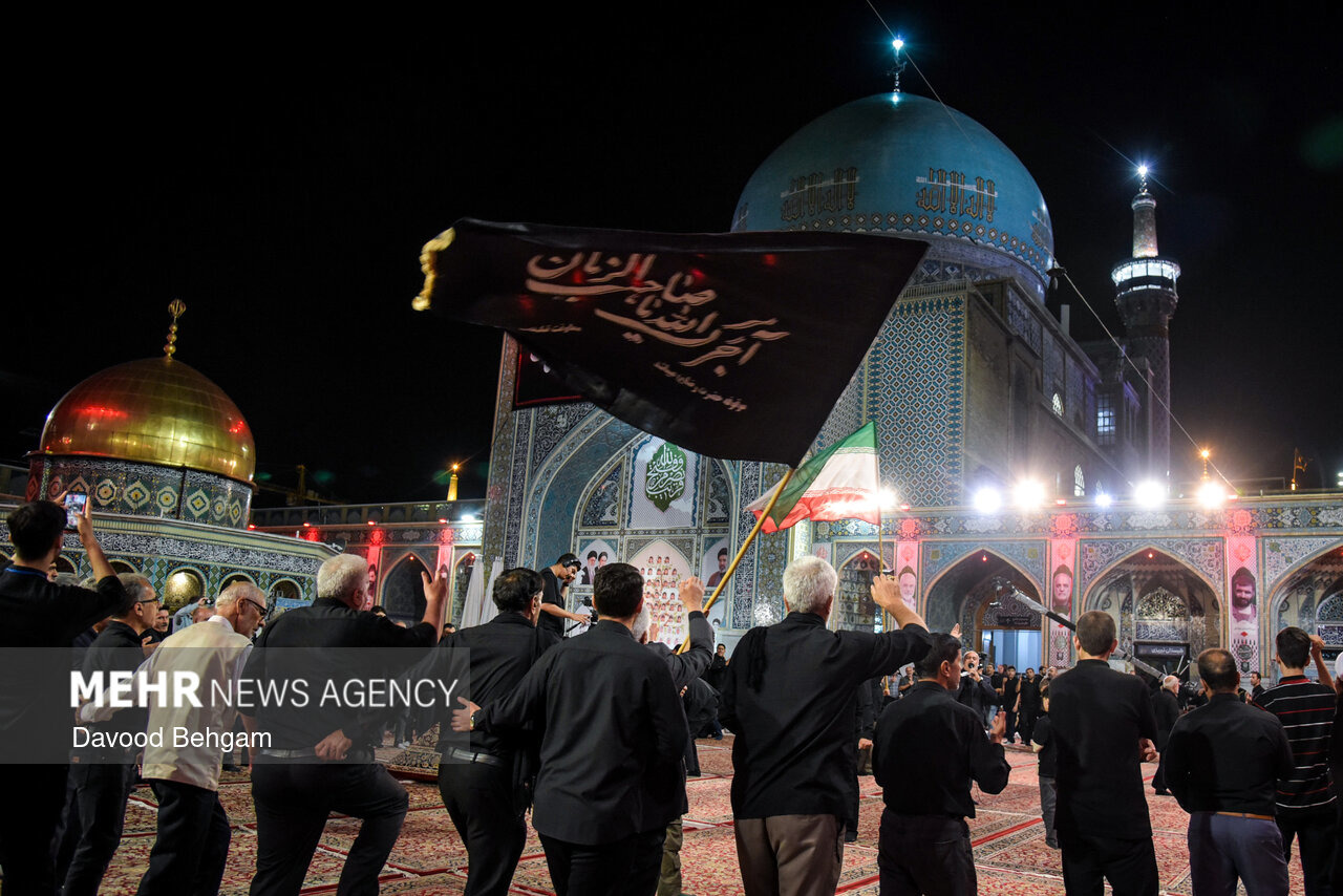 مراسم علم‌گردانی کاشمری‌ها در محفل عزای حضرت اباعبدالله(ع) در حرم رضوی