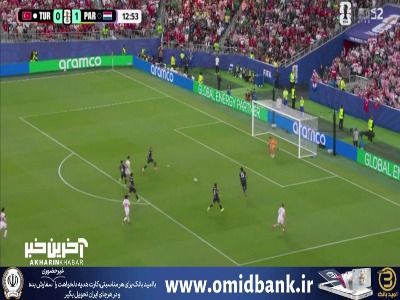 ضربه بد گولر با اختلاف زیاد از بالای دروازه به بیرون رفت