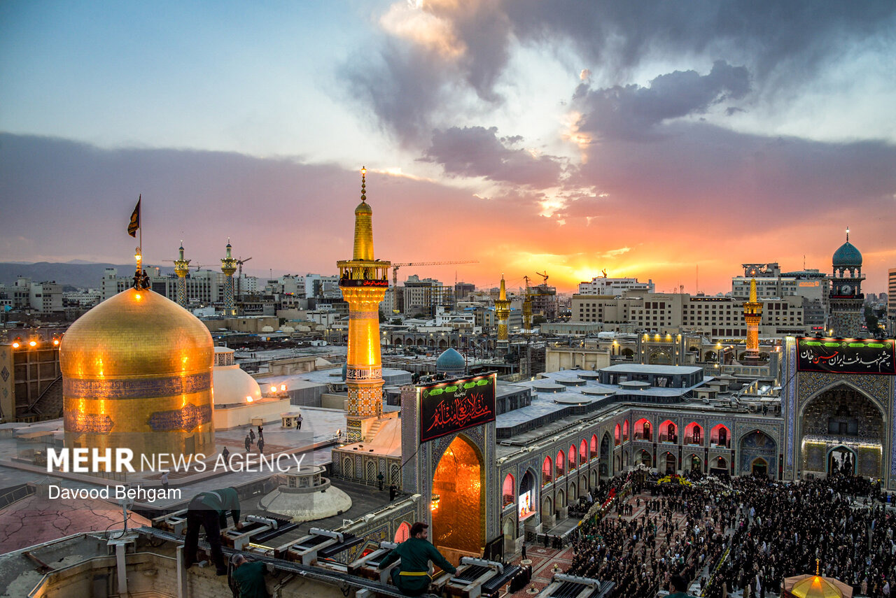 آغاز سوگواری شب تاسوعای حسینی در حرم امام رضا (ع)