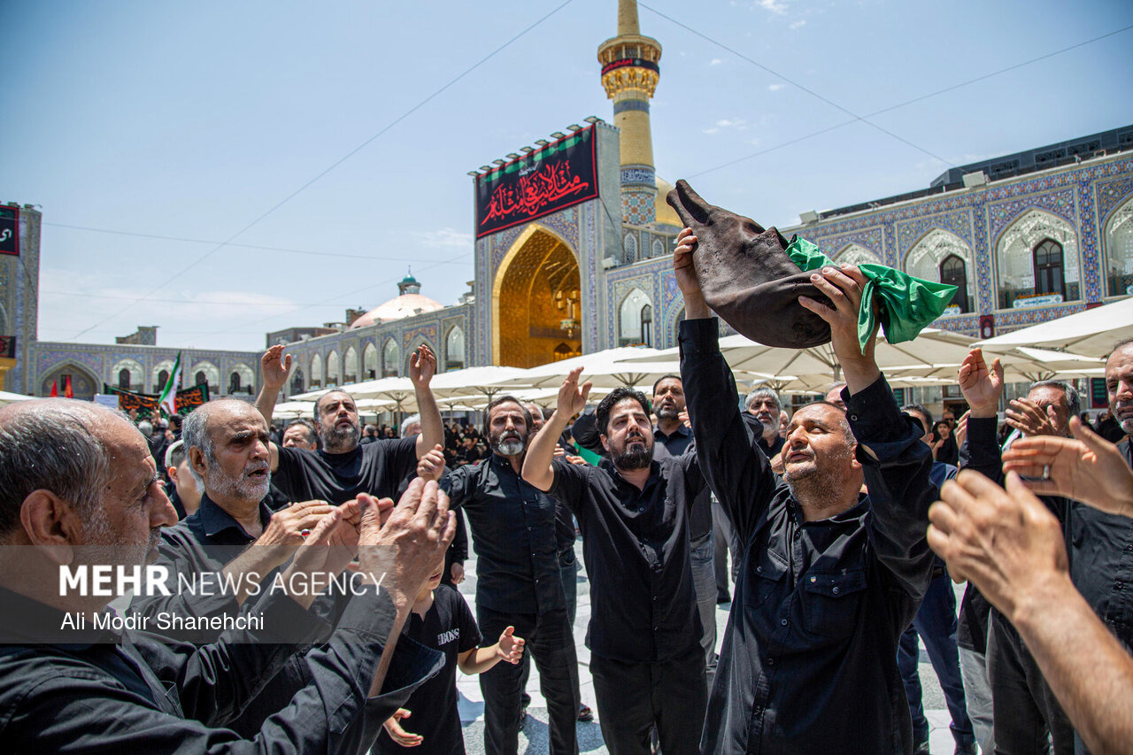 حضور عزاداران و آیین «علم سلام» در حرم مطهر رضوی