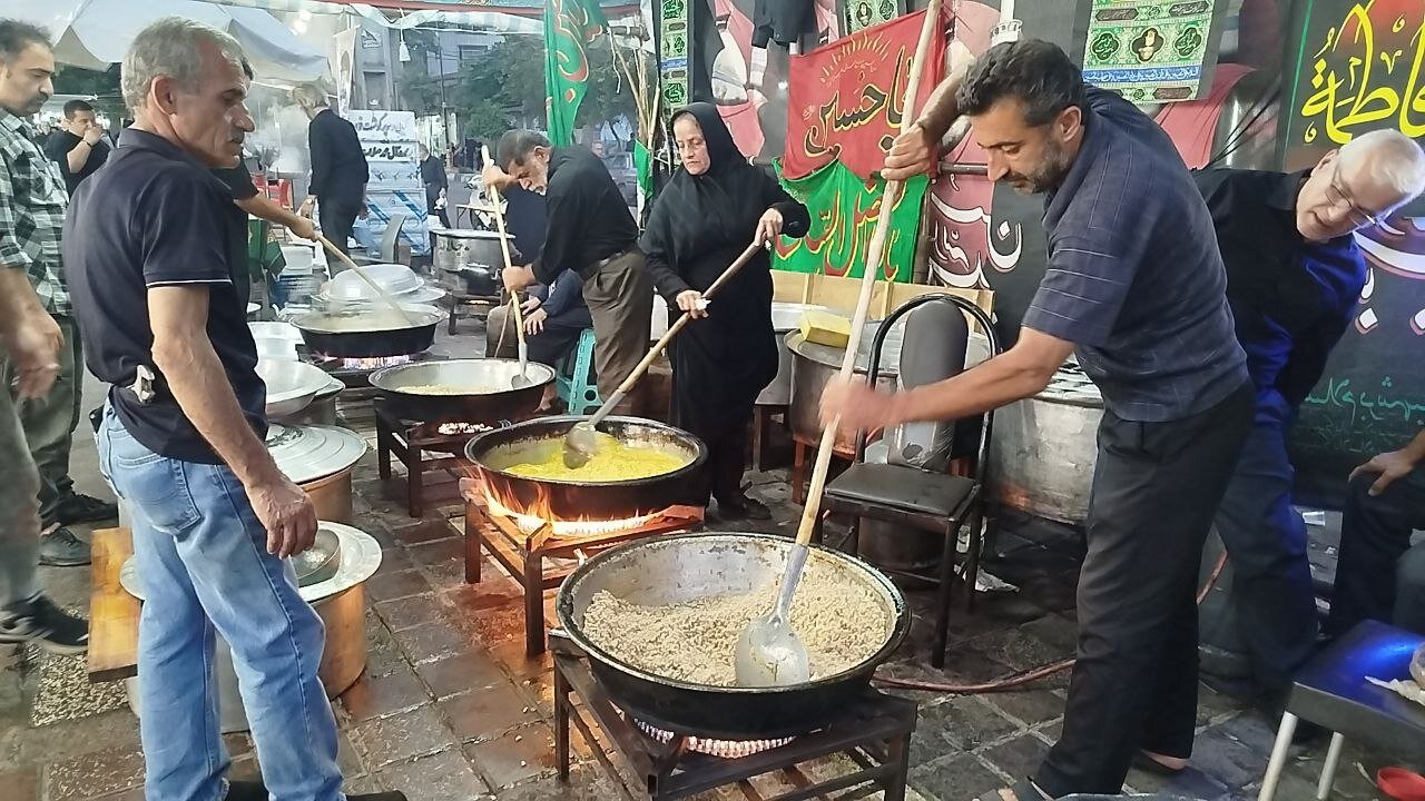 پخت ۷۲ دیگ غذای نذری در شیروان