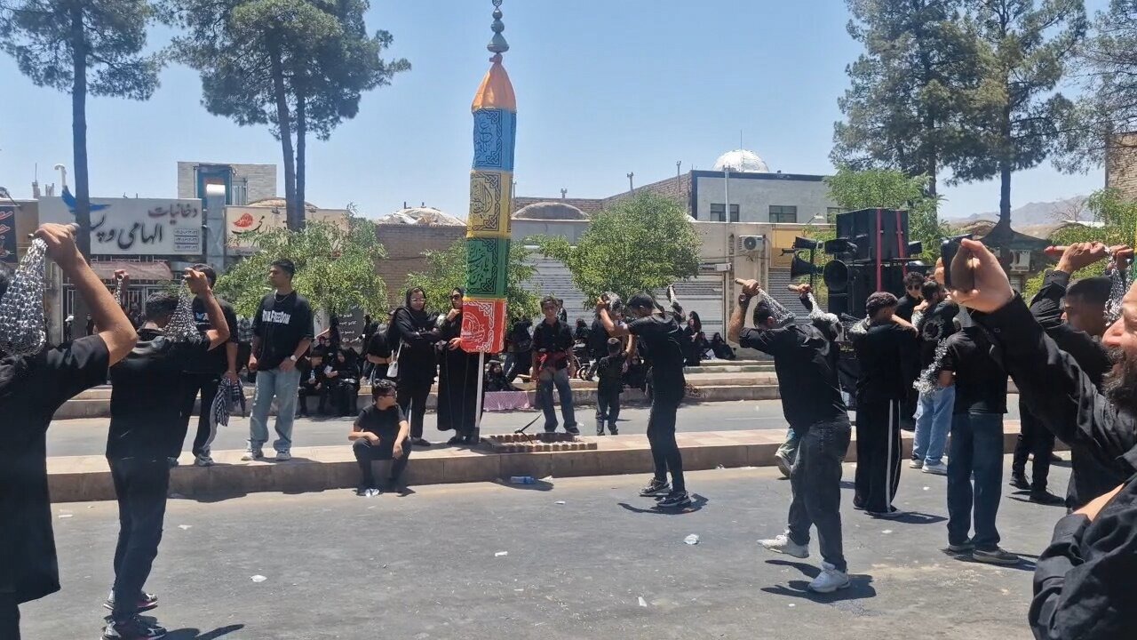 ظهر عاشورا در بیرجند؛ سوگ حسینی در دمای ۴۰ درجه